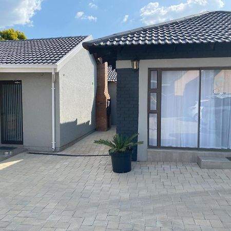 Staysure Guesthouse Alberton Esterno foto